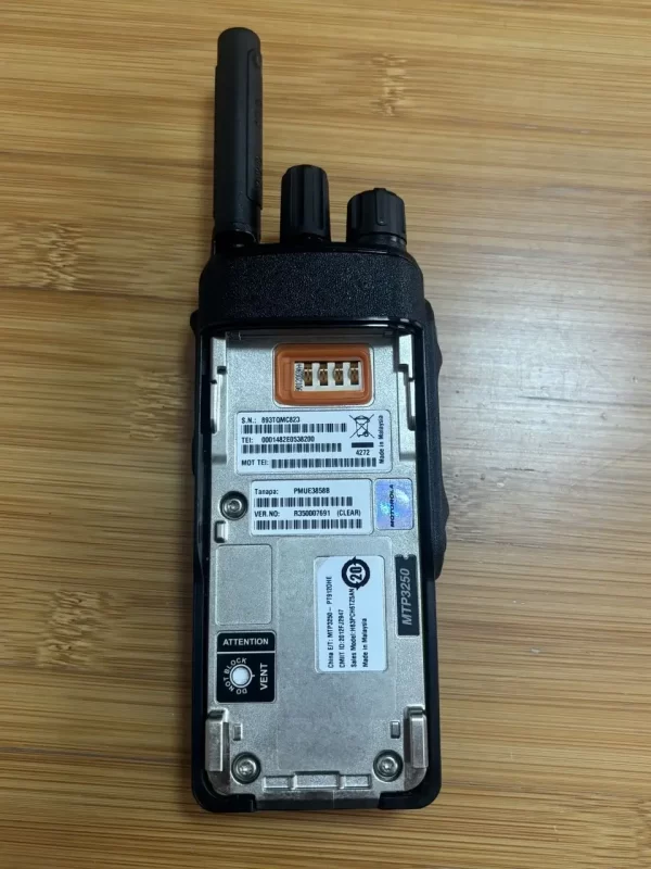 MOTOROLA MTP3250 TETRA PORTABLE RADIO - Image 2